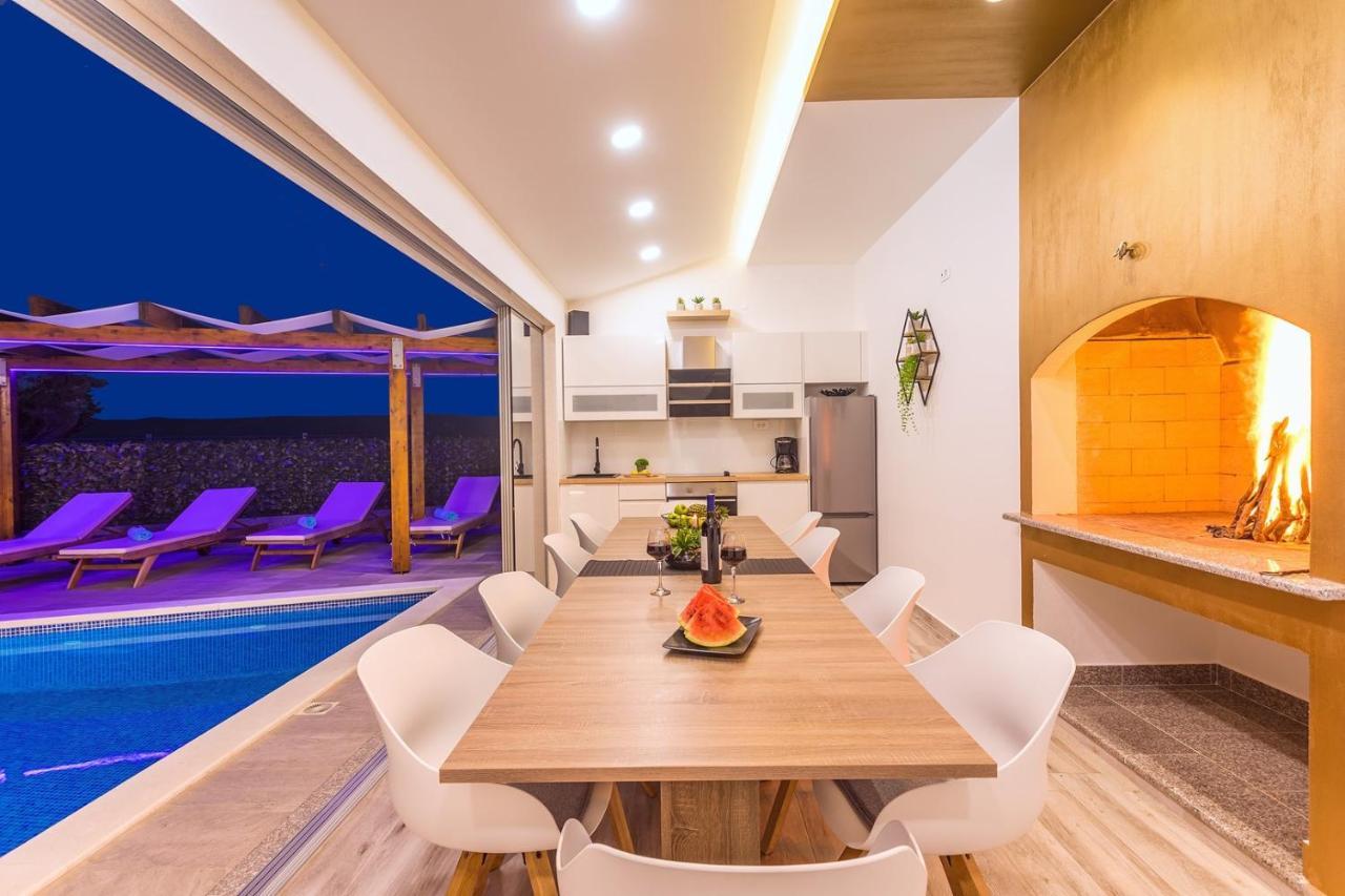 Villa Matan - Only 200M From The Sandy Beaches, Private 28M2 Pool Omiš Buitenkant foto